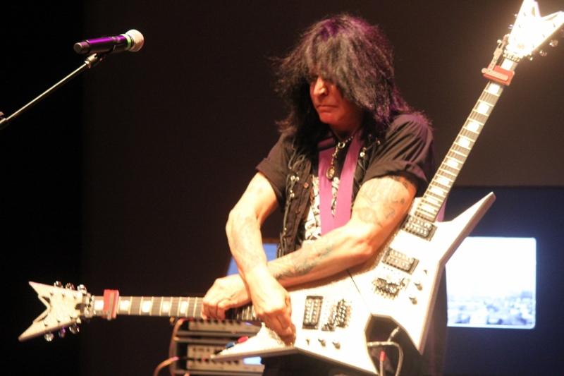 Michael Angelo Batio plays two guitars at once.