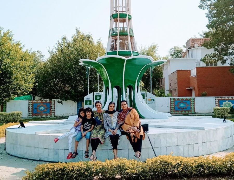 Early+morning+escapades+in+front+of+miniature+Minar-e-Pakistan%2C+Mianwali.+From+left+to+right+Fatima%2C+Rafay%2CEiman%2CAmail+and+Anusha+%28me%29.