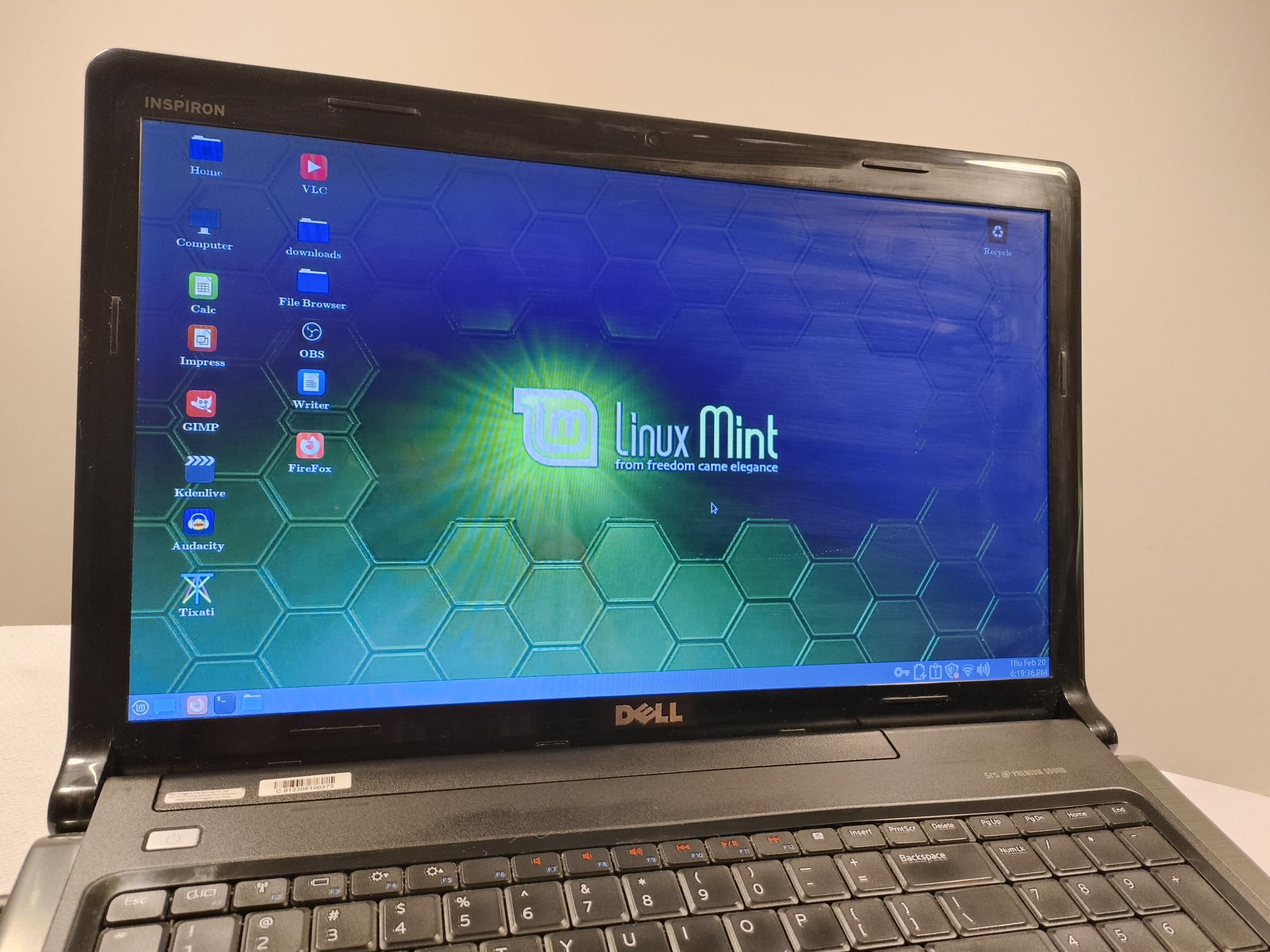A photo of a Linux Mint desktop on a Dell Inspiron laptop.