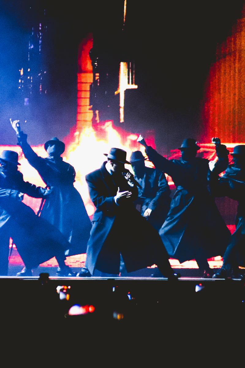 Rauw with backup dancers performing IL Capo during his first Act of the show.